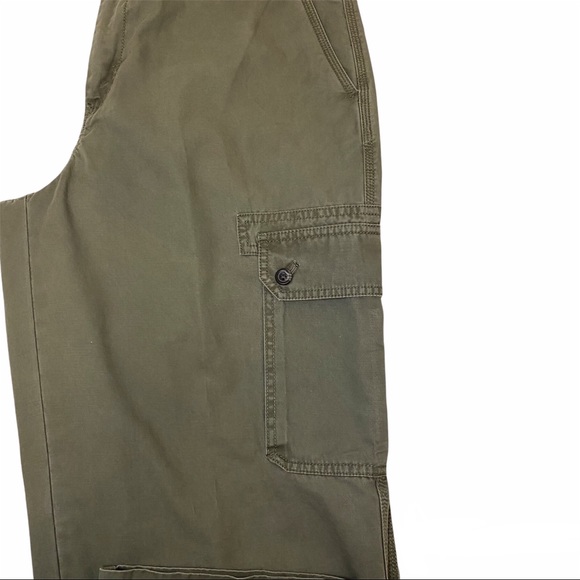 Men's Green Izod Luxury Sport Cargo Pants - Picture 4 of 10